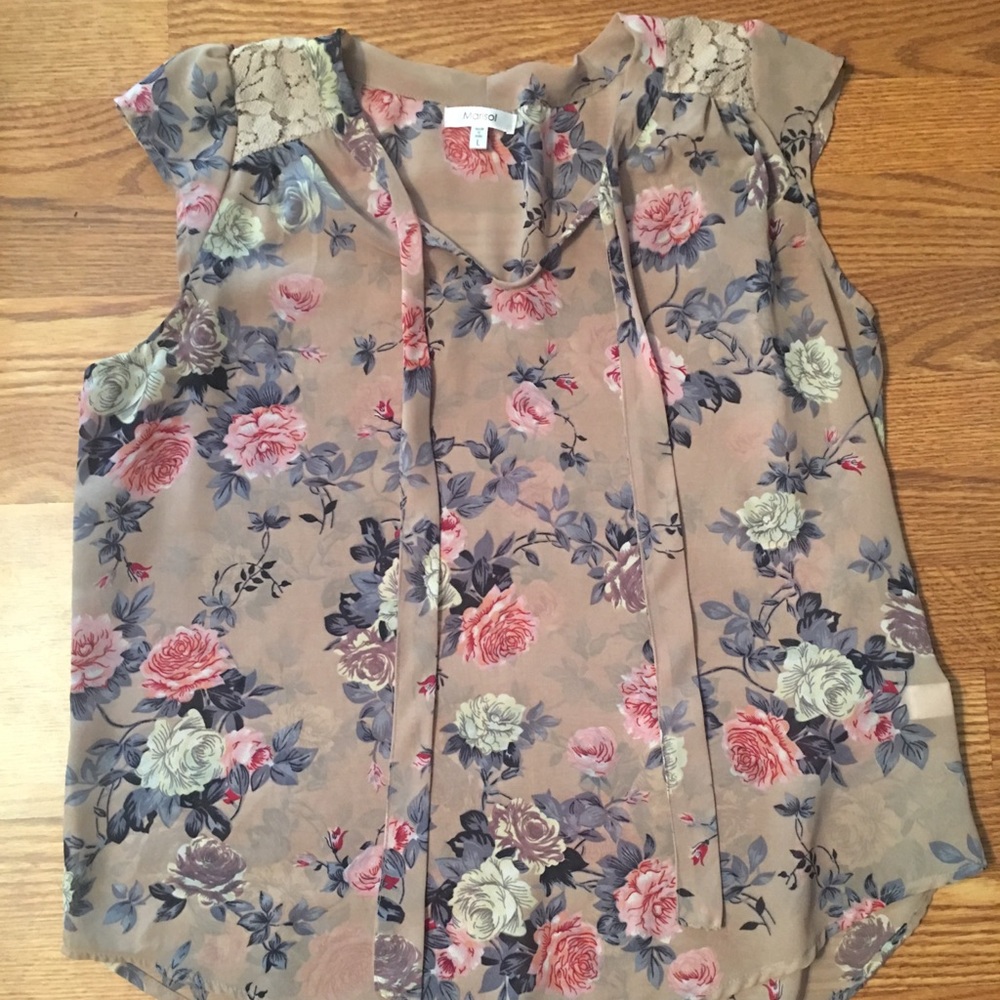 Super cute floral blouse